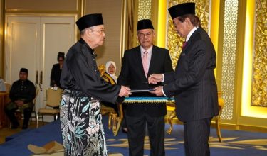 Pengerusi Gabungan Rakyat Sabah (GRS) Datuk Seri Hajiji Noor mengangkat sumpah jawatan sebagai Ketua Menteri Sabah untuk penggal kedua awal pagi ini/ BERNAMA