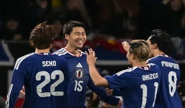 Pemain Jepun, Daichi Kamada (kedua kiri) meraikan kejayaan bersama rakan sepasukannya selepas menjaringkan gol pertama pasukannya semasa perlawanan persahabatan antarabangsa antara Jepun dan Bolivia di Stadium Nasional di Tokyo pada 18 November 2025/foto AFP