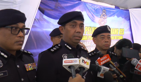 Ketua Polis Daerah Serdang, ACP Muhamad Farid Ahmad (tengah) bercakap kepada pemberita pada Majlis Pelupusan Barang Kes di Ibu Pejabat Polis Daerah (IPD) Serdang