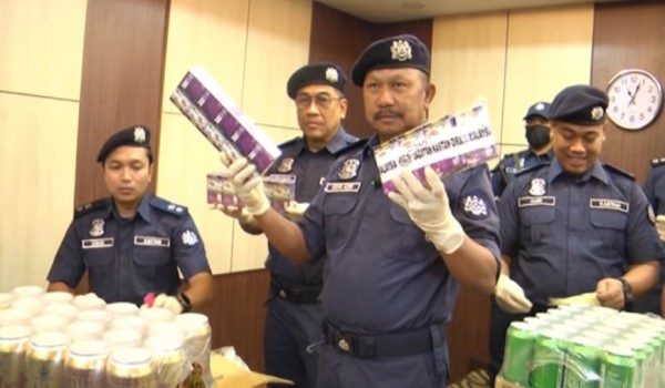 Pengarah JKDM Pahang, Mohd Asri Seman menunjukkan barang rampasan kepada media