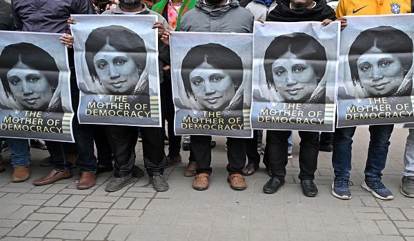 Penyokong bekas Perdana Menteri Bangladesh, Khaleda Zia, memegang poster dengan potretnya ketika mereka meratapi kematiannya di luar hospital Evercare di Dhaka pada 30 Disember 2025/foto AFP