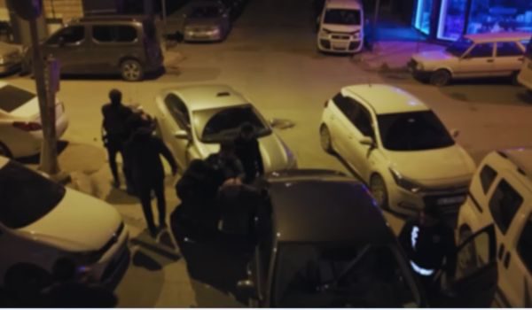 Gambar menunjukkan serbuan polis Turkiye di pelbagai bandar terhadap suspek anggota kumpulan Islamic State (IS)/foto REUTERS