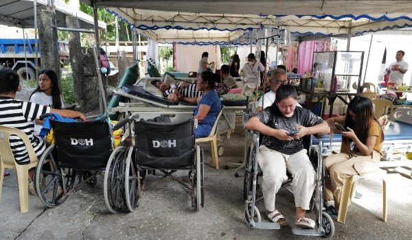 Pesakit dan ahli keluarga berkumpul di luar sebuah hospital di Manay, Davao Oriental, selatan Filipina susulan gempa bumi, gambar dirakam pada 11 Oktober/Foto  AP/Jeoffrey Maitem