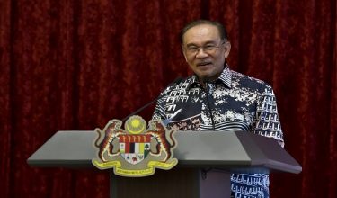 Perdana Menteri Datuk Seri Anwar Ibrahim bercakap pada sidang media di bangunan Perdana Putra hari ini/ Foto BERNAMA
