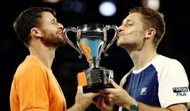 Christian Harrison (AS) dan Neal Skupski mencium trofi selepas menjuarai beregu lelaki Australian Open di Melbourne Park, Melbourne/Foto Reuters