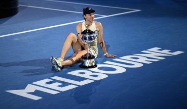Pemain elit dunia Elena Rybakina dari Kazakhstan bergambar bersama trofi selepas menjuarai perseorangan wanita Terbuka Australia selepas menewaskan Aryna Sabalenka di Melbourne Park, Melbourne/Foto REUTERS