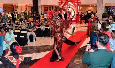 Wakil Malaysia ke Mrs World 2024, Dr. Shalini Devi Ramachandran menggayakan kostum kebangsaan Puteri Membara Malaysia/Foto BERNAMA