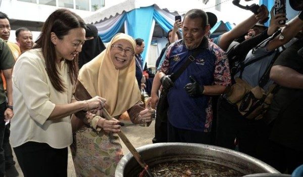 Isteri Perdana Menteri, Datuk Seri Dr Wan Azizah Wan Ismail bersama Menteri di Jabatan Perdana Menteri (Wilayah Persekutuan), Hannah Yeoh pada majlis pelancaran Karnival KL MADANI/Bernama