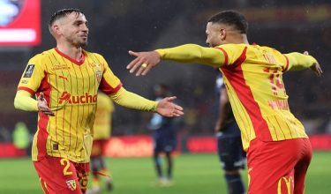Pemain pertahanan Perancis RC Lens, Ruben Aguilar (kiri), meraikan jaringan gol bersama rakan sepasukan/ Foto AFP