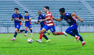 Pemain Kuala Lumpur City FC, Lambert Declan Stephen Lee Kit Meng ketika diasak pemain PDRM FC pada perlawanan Liga Super Malaysia di antara PDRM FC menentang Kuala Lumpur City FC di Stadium Majlis Perbandaran Selayang malam tadi/ Foto BERNAMA