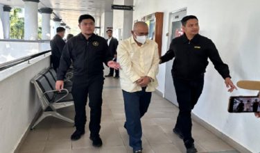 Tertuduh diiringi pegawai SPRM ketika tiba di mahkamah / FOTO SPRM