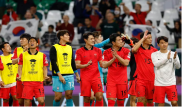 Para pemain Korea selatan meraikan kejayaan bersama penyokong selepas perlawanan menentang Arab SaudiFoto Reuters