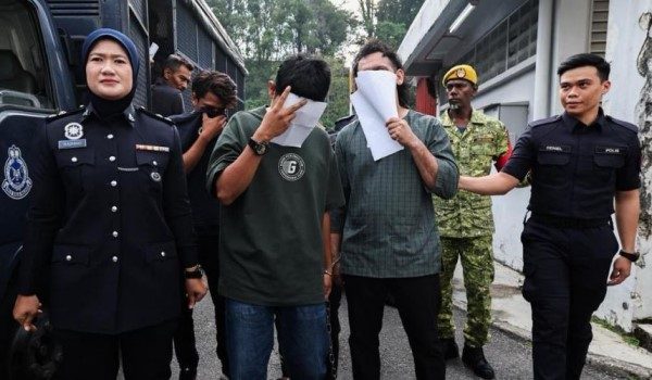 Muhammad Husaini Ehsa dan Othman Abu Kasim ketika ditahan pihak berkuasa/Foto Bernama