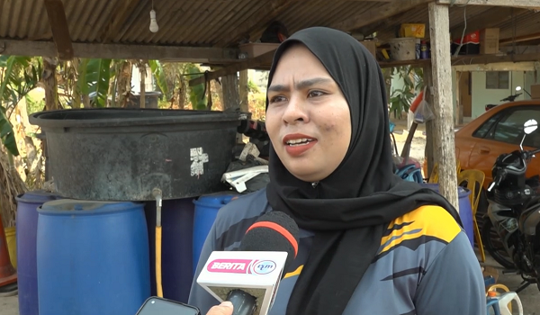 Pengerusi Jawatankuasa Pembangunan dan Keselamatan Kampung Persekutuan (JPKKP) Kampung Sematang Tepi Laut, Nor Aishah Osman