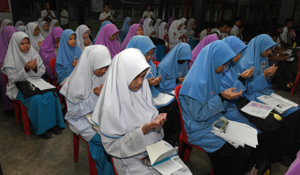 Calon SPM 2025 Sekolah Menengah Kebangsaan (SMK) Jawi mengaminkan doa sebelum menduduki hari pertama peperiksaan bertulis/Fail BERNAMA