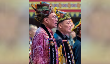 Datuk Seri Hajiji Noor (dua kiri) pada sambutan Pesta Kaamatan Peringkat Negeri Sabah 2026 yang dirasmikan oleh Perdana Menteri (kanan) pada Sabtu