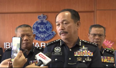 Datuk Jauteh Dikun bercakap kepada pemberita di Kota Kinabalu