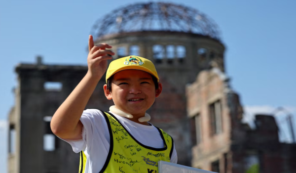 Shun Sasaki, 12 tahun, murid sekolah rendah di Hiroshima, bertindak sebagai pemandu pelancong sukarela dalam Bahasa Inggeris untuk membawa pelawat asing melawat Kubah Bom Atom, tapak bersejarah serangan nuklear pertama dunia./Foto REUTERS