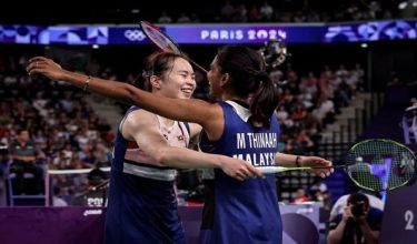 Beregu wanita negara, Pearly Tan dan M Thinaah meraikan kemenangan peringkat kumpulan Olimpik Paris ke atas gandingan Indonesia, Rahayu Apriyani dan Ramadhanti Siti Fadia Silvia di Arena Porte De La Chapelle/ BERNAMA