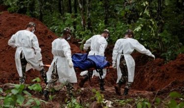 Polis membawa mayat mangsa banjir kilat dan tanah runtuh ke tapak pengebumian beramai-ramai di Chitwan, Nepal/Foto REUTERS