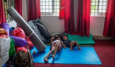 Kanak-kanak yang dipindahkan akibat banjir kilat dan tanah runtuh berlindung di sebuah hospital di Nuwakot, Nepal/Foto REUTERS