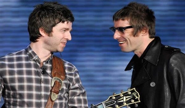Pertelingkahan pasangan adik-beradik Gallagher menjadi sensasi yang sering berlaku secara terbuka, akhirnya memuncak di sebuah festival di Paris pada tahun 2009, apabila Liam memecahkan salah satu gitar Noel.