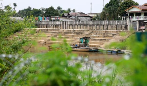 Pembinaan benteng di sempadan Sungai Golok/Foto BERNAMA