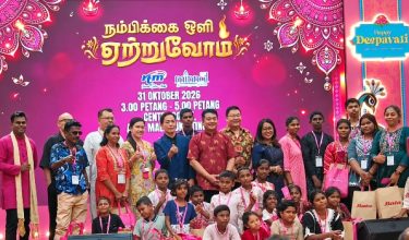 Pengarah Bahagian Program Radio RTM, Saifuzzaman Yusop (tengah) bersama penerima bantuan dalam Program Limpahan Cahaya Minnal.fm di Klang hari ini/Foto RTM
