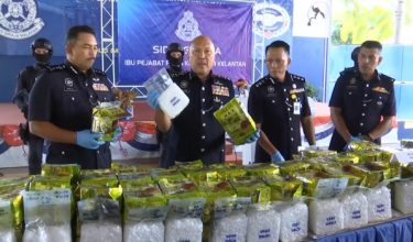 Pengarah JSJN Bukit Aman, Datuk Seri Mohd Kamarudin Md Din menunjukkan dadah yang dirampas