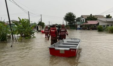 Paras air di beberapa kawasan di Kuching meningkat sejak awal pagi tadi