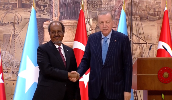 Presiden Turkiye, Recep Tayyip Erdogan dan Presiden Somalia, Hassan Sheikh Mohamud bersalaman setelah selesai sidang media bersama di Istanbul / REUTERS