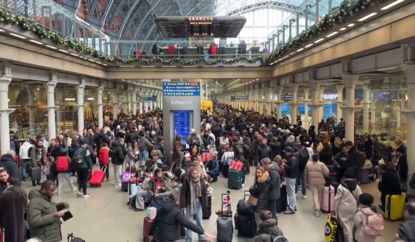Gangguan bekalan kuasa menjejaskan perjalanan antara London dan benua Eropah, sekali gus menyebabkan kesesakan penumpang di Stesen St Pancras / REUTERS
