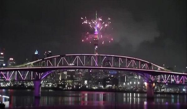 Percikan bunga api menghiasi langit malam di Auckland