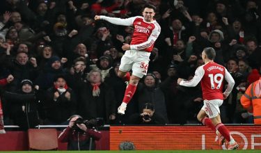 Pemain pertahanan Arsenal, Martin Zubimendi (tengah) meraikan jaringan gol kedua pasukannya ketika perlawanan Liga Perdana Inggeris menentang Aston Villa di Stadium Emirates/ AFP