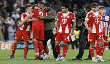 Vincent Kompany meraikan jaringan bersama pemain ketika aksi suku akhir pertama Liga Juara Eropah antara Bayern Munich dengan Real Madrid / foto AFP