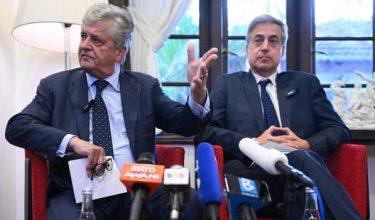 Menteri Perdagangan Luar dan Ekonomi Perancis, Nicolas Forissier (kiri) bersama Duta Perancis ke Malaysia, Marc Abensour, pada sidang media di Kediaman Duta Perancis di Kuala Lumpur/Foto AFP