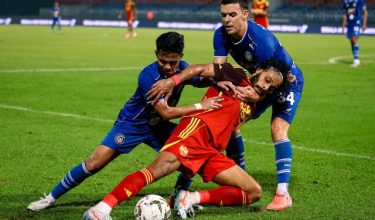 Pemain Selangor FC, Chrigor Moraes diasak daripada Pemain Sabah FC pada perlawanan pusingan ke-16 Piala FA 2026/2027 di Stadium Majlis Bandaraya Petaling Jaya. / BERNAMA