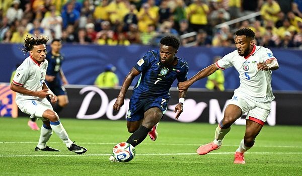 Brazil's forward #07 Vinicius Junior runs with the ball past Haiti's defender #05 Hannes Delcroix during the 2026 World Cup Group C football match between Brazil and Haiti at the Philadelphia Stadium in Philadelphia on June 19, 2026.  (Photo by Jewel SAMAD / AFP)