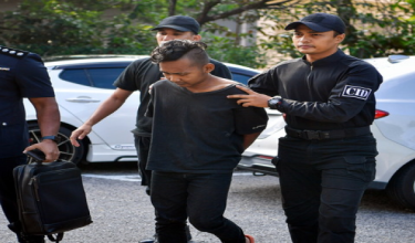 Tertuduh berusia 25 tahun tiba untuk didakwa selepas membunuh anak kandungnya berusia enam bulan di Mahkamah Majistret Bandar Baru Bangi /Foto BERNAMA