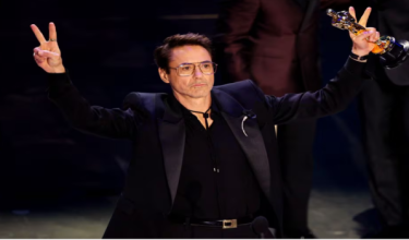 Pelakon Robert Downey Jr menerima trofi Oscar selepas diumumkan sebagai pemenang pelakon pembantu terbaik / Foto Reuters