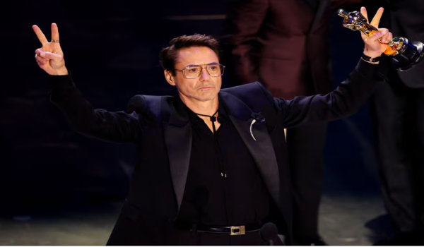 Pelakon Robert Downey Jr menerima trofi Oscar selepas diumumkan sebagai pemenang pelakon pembantu terbaik / Foto Reuters