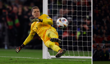 Penjaga gol Poland, Wojciech Szczesny menjadi wira selepas menafikan sepakan Dan James / Foto Reuters