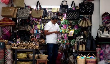 KUALA TERENGGANU, 18 Okt -- Peniaga barangan kraftangan menyusun barangan untuk dijual kepada pelanggan, semasa tinjauan FotoBernama di Pasar Kedai Payang hari ini.

Perdana Menteri yang juga Menteri Kewangan I Datuk Seri Anwar Ibrahim menerusi Belanjawan 2025 Malaysia MADANI mengumumkan peruntukan sebanyak RM40 bilion sebagai kemudahan pinjaman serta jaminan pembiayaan perniagaan di bawah agensi kerajaan untuk sektor perusahaan mikro, kecil dan sederhana (PMKS) serta perusahaan kecil dan sederhana (PKS).

--fotoBERNAMA (2024) HAK CIPTA TERPELIHARA