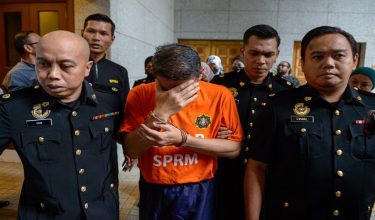 PUTRAJAYA, 8 Jan -- Seorang bekas Panglima Tentera Darat dan dua isterinya tiba di Kompleks Mahkamah Majistret di sini bagi urusan reman untuk membantu siasatan kes rasuah membabitkan rangkaian kartel tender perolehan Tentera Darat Malaysia (TDM).

Mereka tiba di pekarangan kompleks mahkamah berkenaan menaiki sebuah van dan kereta milik Suruhanjaya Pencegahan Rasuah Malaysia (SPRM) pada 10 pagi.

--fotoBERNAMA (2026) HAK CIPTA TERPELIHARA