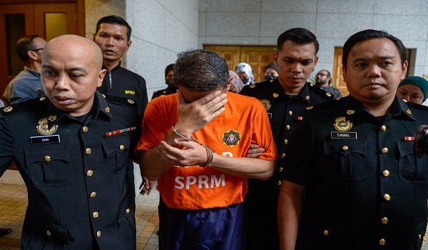 PUTRAJAYA, 8 Jan -- Seorang bekas Panglima Tentera Darat dan dua isterinya tiba di Kompleks Mahkamah Majistret di sini bagi urusan reman untuk membantu siasatan kes rasuah membabitkan rangkaian kartel tender perolehan Tentera Darat Malaysia (TDM).

Mereka tiba di pekarangan kompleks mahkamah berkenaan menaiki sebuah van dan kereta milik Suruhanjaya Pencegahan Rasuah Malaysia (SPRM) pada 10 pagi.

--fotoBERNAMA (2026) HAK CIPTA TERPELIHARA