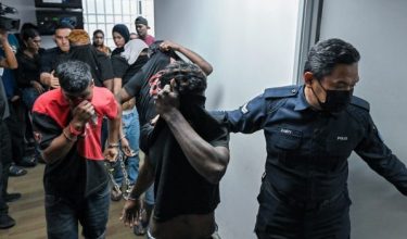 Seorang lelaki bersama-sama empat rakannya dihadapkan ke Mahkamah Majistret atas pertuduhan membunuh adik kandung lelaki itu di kawasan Tanjung Rambutan, minggu lepas/Foto BERNAMA