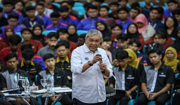 PASIR GUDANG, 9 Julai -- Timbalan Perdana Menteri Datuk Seri Dr Ahmad Zahid Hamidi bercakap pada Program Apa Khabar Siswa di Politeknik Ibrahim Sultan di sini hari ini.

--fotoBERNAMA (2026) HAK CIPTA TERPELIHARA