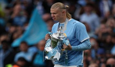 Manchester City's Norwegian striker #09 Erling Haaland holds the trophy as City players celebrate on the pitch after the English FA Cup final football match between Chelsea and Manchester City at Wembley stadium in London, on May 16, 2026. Manchester City won the game 1-0. The third FA Cup success of Guardiola's reign ended City's run of two successive defeats in the final. (Photo by Adrian Dennis / AFP) / NOT FOR MARKETING OR ADVERTISING USE / RESTRICTED TO EDITORIAL USE
