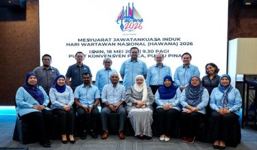 Timbalan Ketua Setiausaha (Komunikasi Strategik dan Industri Kreatif), Kementerian Komunikasi, Datuk Bahria Mohd Tamil (duduk empat, kanan) pada Mesyuarat Jawatankuasa Induk HAWANA 2026 di Pusat Konvensyen PICCA@Arena Butterworth/Foto Bernama