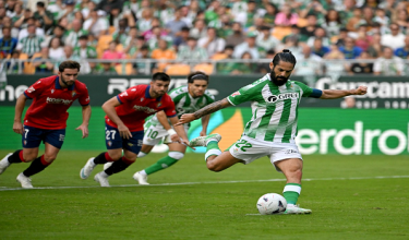 Pemain tengah Real Betis, Isco, menjaringkan gol pertama pasukannya menerusi sepakan penalti semasa perlawanan liga bola sepak Sepanyol antara Real Betis dan CA Osasuna di Stadium Benito Villamarin di Seville.